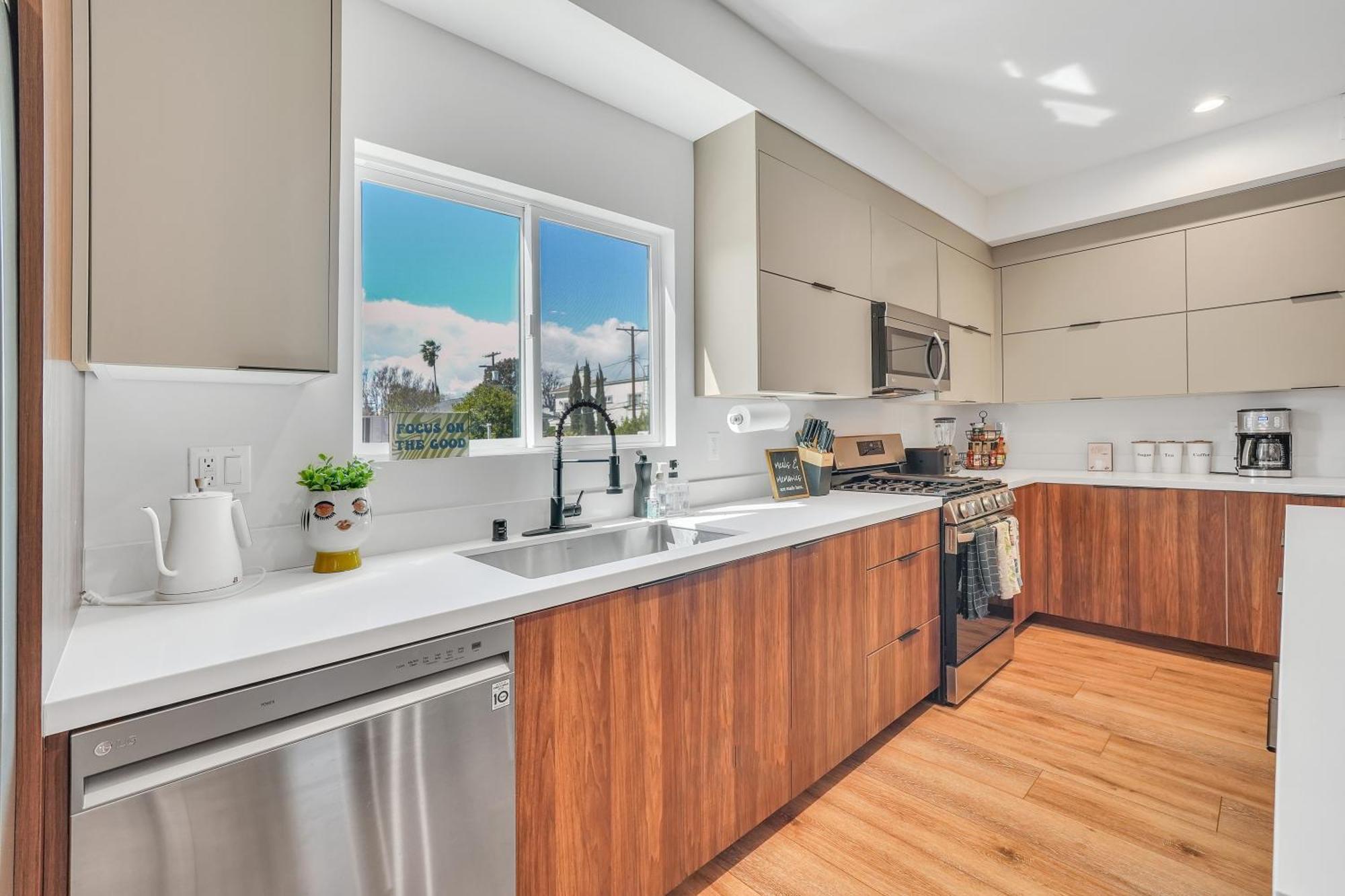 Luxurious Townhome W/3 Master Suites Gated Parking ลอสแอนเจลิส ภายนอก รูปภาพ